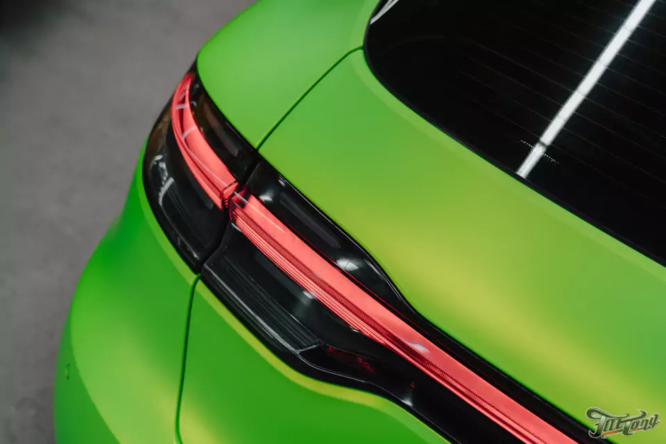 Оклеили Porsche Macan ярко-салатовым винилом и забронировали матовым полиуретаном, окрасили диски в черный глянец, установили ремни безопасности в цвет пленки (напечатали цвет!)